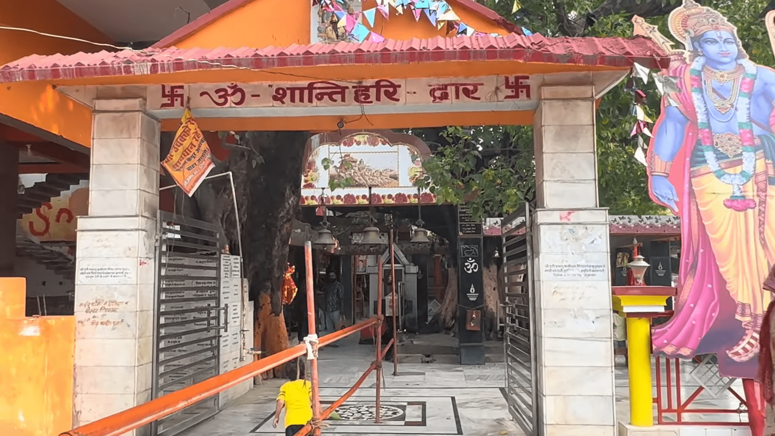 गोरखपुर का रहस्यमयी झारखंडी महादेव मंदिर: जहाँ कुल्हाड़ी के वार से पत्थर से बहा था रक्त